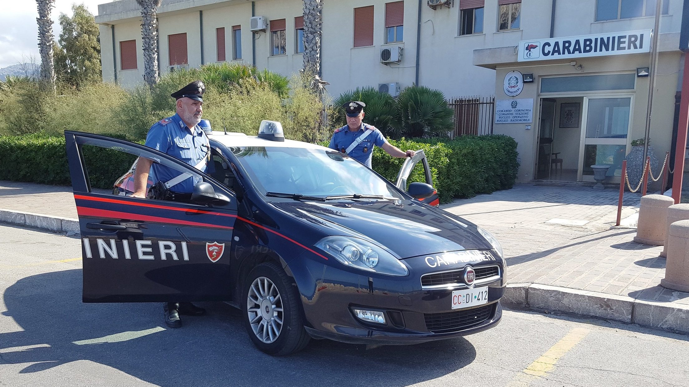 foto di una volante dei carabinieri di Sant'Agata di Militello, in provincia di Messina