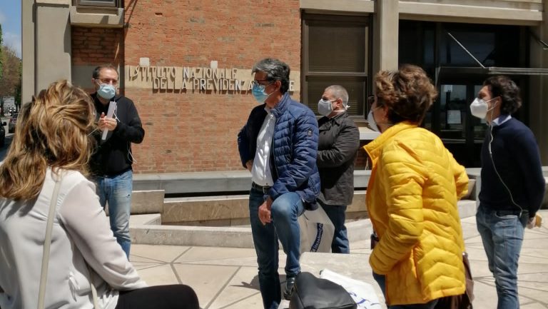 la protesta degli operatori dello spettacolo di Messina di fronte alla sede inps all'inizio della fase 2 della lotta al coronavirus
