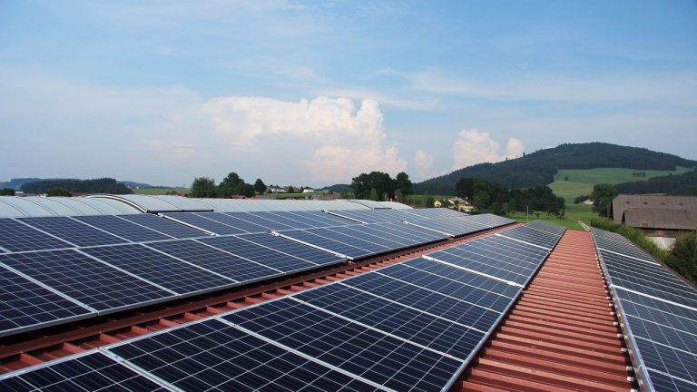foto di pannelli solari sul tetto di una casa