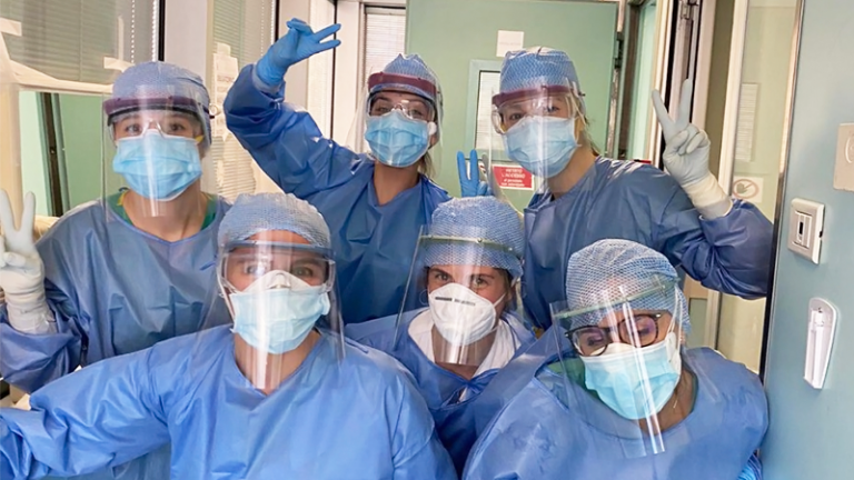 foto del personale di un ospedale che indossa visiere protettive create tramite air factories