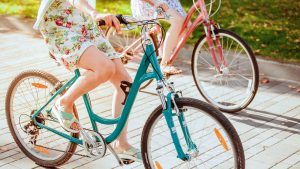 foto di due ragazze in bicicletta