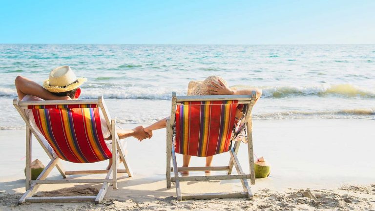 bonus vacanze 2020: foto di due persone in spiaggia in estate