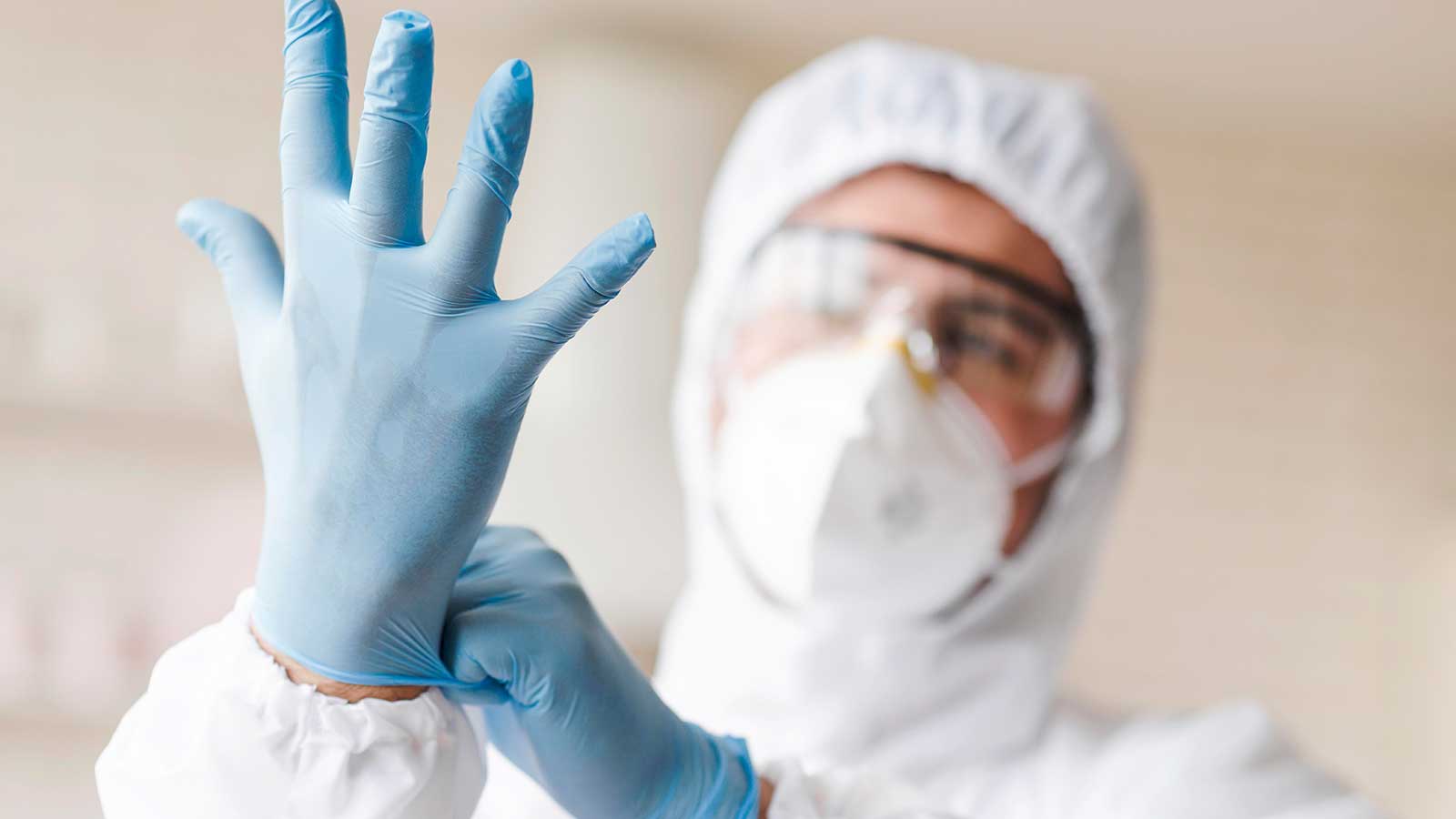 foto di un medico o infermiere che indossa i guanti