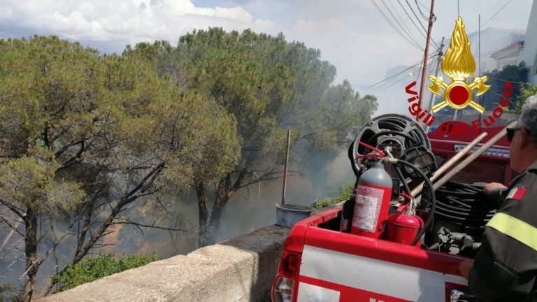 incendio puntale arena a Messina, intervento dei vigili del fuoco