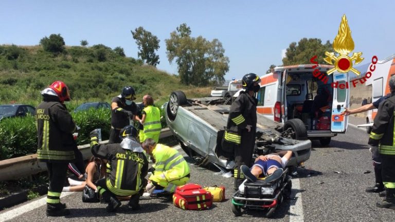 incidente sulla autostrada A18 Messina Catania il 14 giugno 2020, immagine dei Vigili del Fuoco
