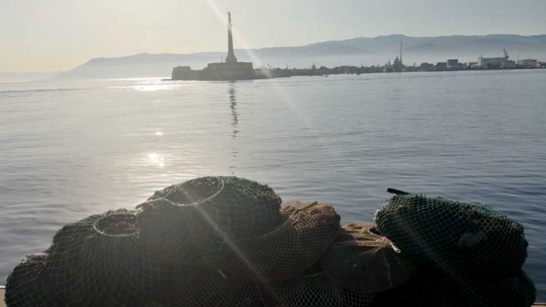 reti da pesca con cui sono stati pescati illegalmente ricci di mare a messina