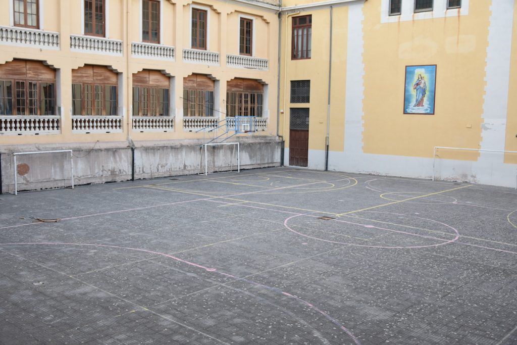 Foto ampio cortile per allenamenti e attività sportive scuola Savio a Messina