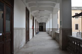 Foto corridoi scuola Savio a Messina