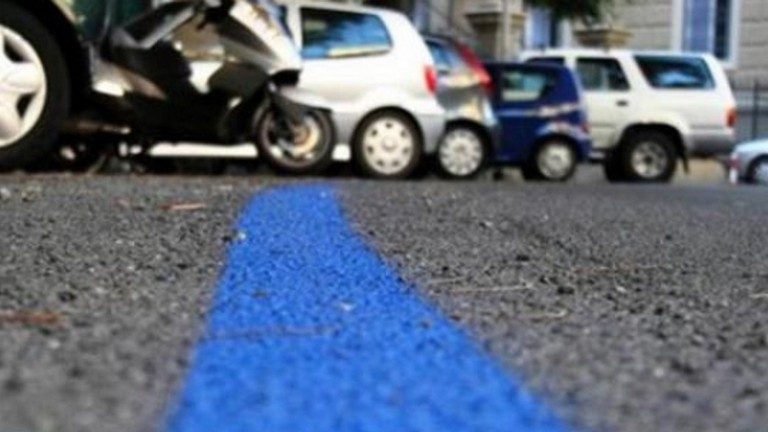 parcheggi a pagamento, strisce blu