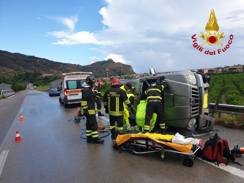 Brutto Incidente Sull'autostrada Messina-Palermo: Auto Si Ribalta, Un ...