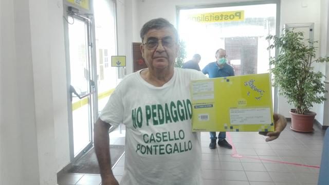 mario biancuzzo, consigliere di circoscrizione di Messina, alle poste per inviare la petizione per l'eliminazione del pedaggio di Ponte Gallo (o Villafranca) al Senato