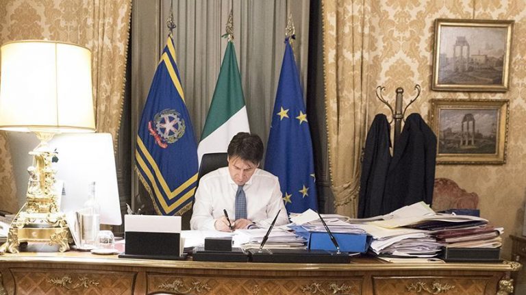 Giuseppe Conte firma il Dpcm del 14 luglio per il contenimento del coronavirus in italia