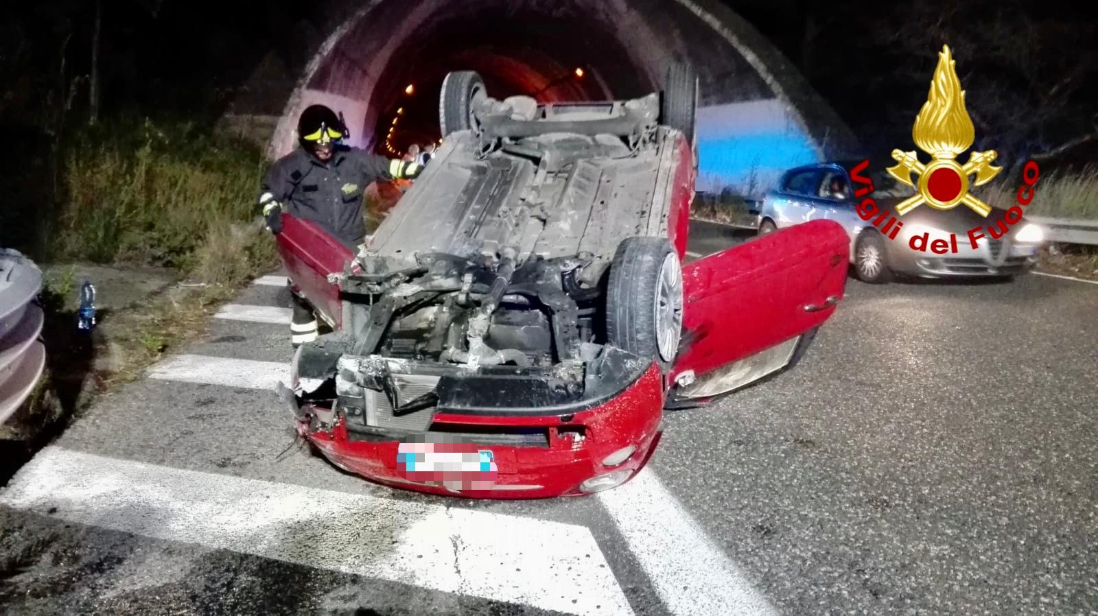 incidente in autostrada a messina: auto si ribalta all'altezza di villafranca sulla a20 messina palermo