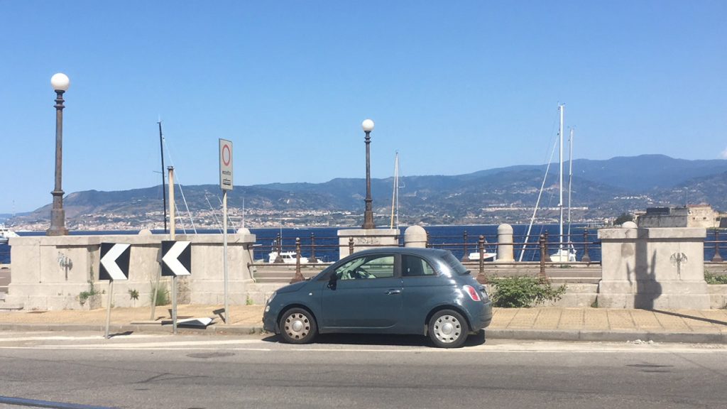 Auto parcheggiata in divieto di sosta a Messina - Rubrica quattro frecce