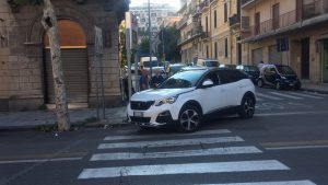 Auto parcheggiata sulle strisce pedonali in via Garibaldi a Messina - Rubrica quattro frecce