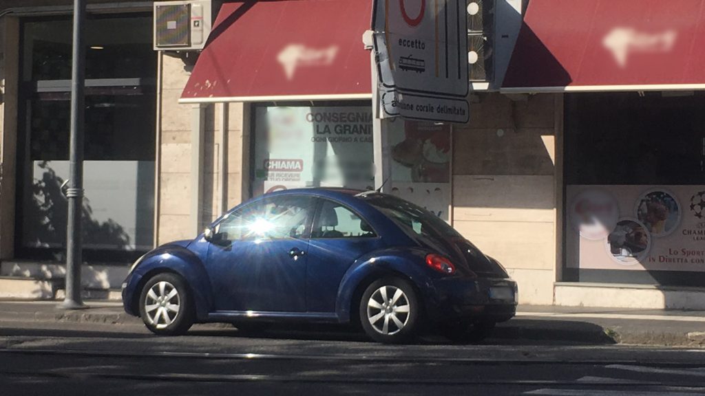 Auto parcheggiata in divieto di sosta a Messina - Rubrica quattro frecce