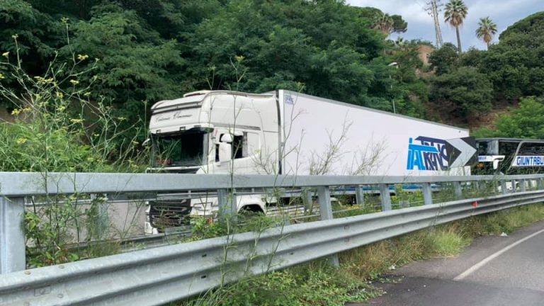 tir in panne a giostra, a messina