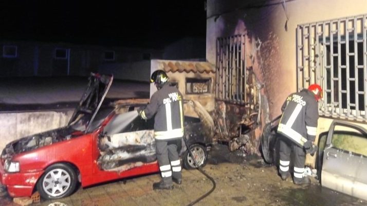 incendio in un parcheggio a valdina in provincia di messina, l'intervento dei vigili del fuoco
