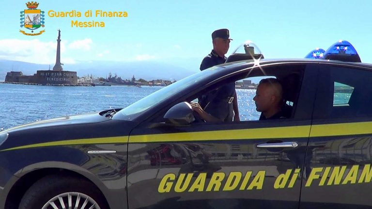 foto della guardia di finanza a messina di fronte alla madonnina