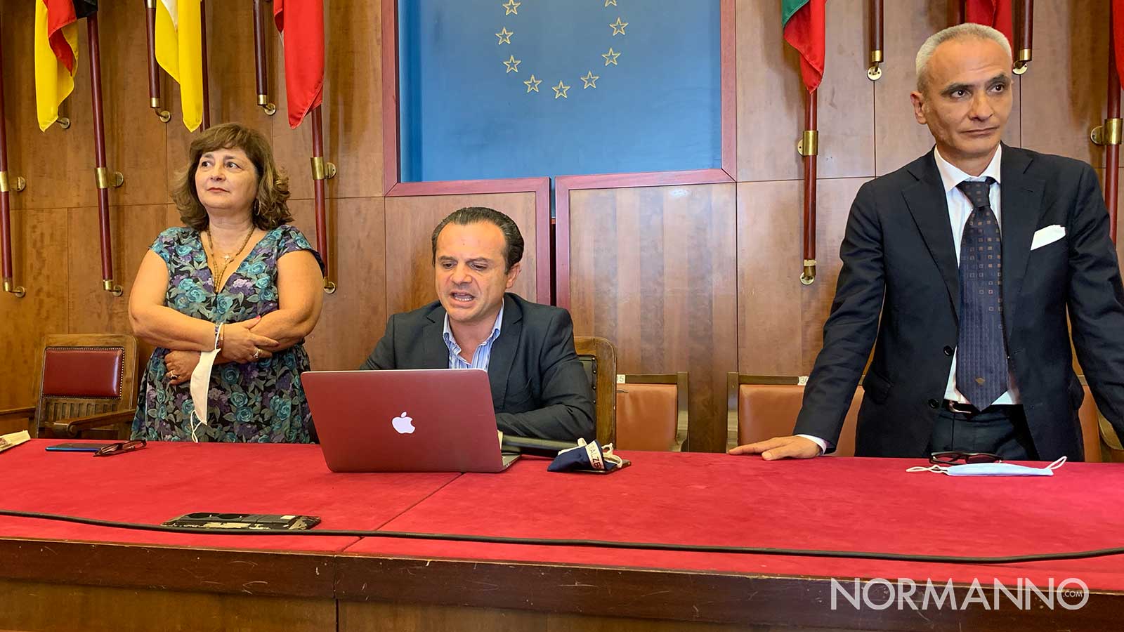 Gli assessori Laura Tringali e Francesco Gallo con il sindaco Cateno De Luca nel Salone delle Bandiere di Palazzo Zanca a Messina