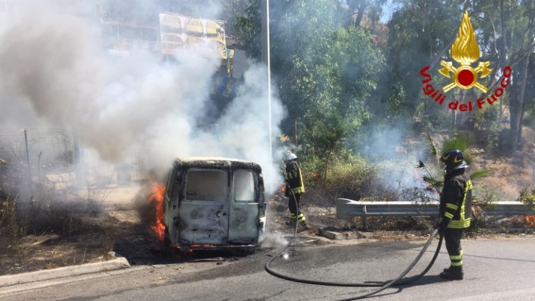 i vigili del fuoco spengono incendio di un furgone a taormina