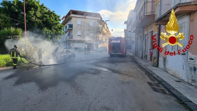 incendio auto a barcellona pozzo di gotto, a Messina