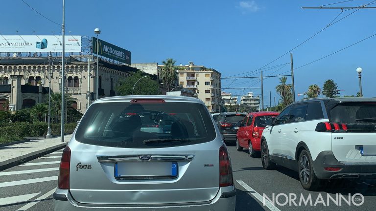 traffico per il controesodo dell'estate 2020 a Messina: coda di macchine sul viale della libertà verso i traghetti