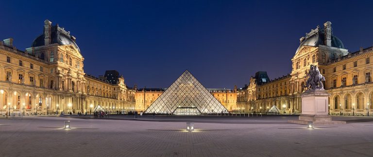 piramide del louvre - parigi
