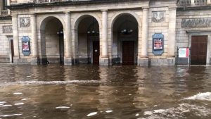 via Garibaldi e il teatro vittorio emanuele allagati dopo la bomba d'acqua dell'8 agosto a messina