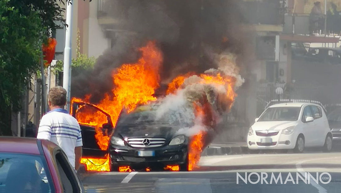 auto in fiamme, incendio sulla panoramica a messina