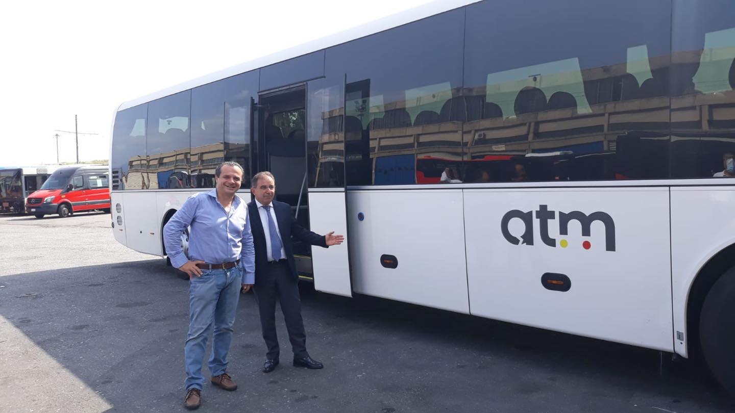 il sindaco di messina cateno de luca e il direttore generale di atm presentano il nuovo bus per la tratta pontegallo-cavallotti