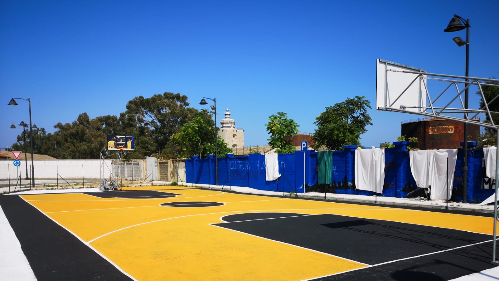 campo da basket donato da renato accorinti a Messina, nella zona falcata, e intitolato a George Floyd