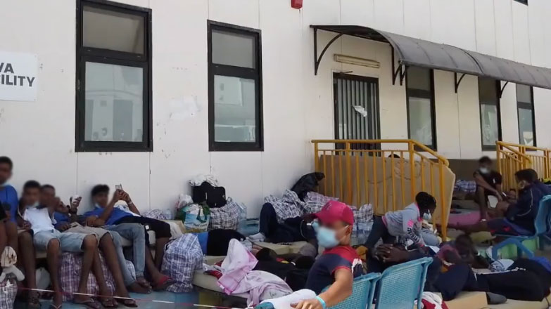 screen del video dell'hotspot per migranti di lampedusa, in sicilia