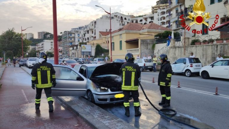 i vigili del fuoco spengono l'incendio che ha coinvolto un'auto a Paradiso, a Messina