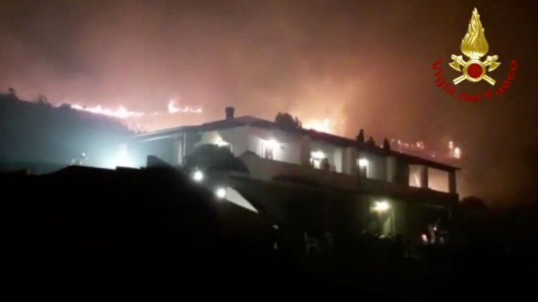 incendio a lipari, isole eolie, in provincia di messina