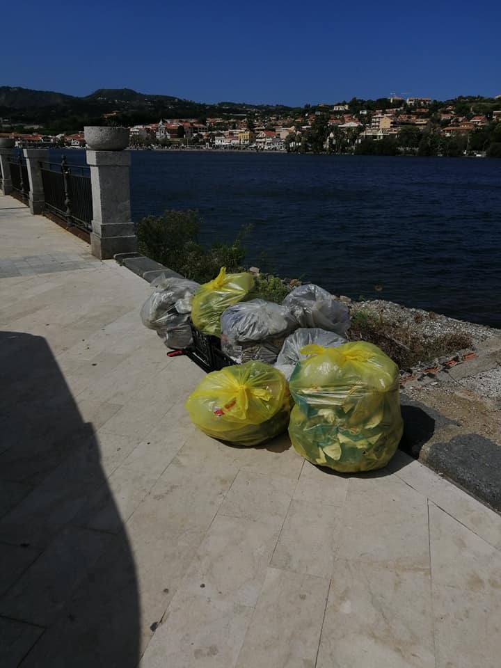 plastic free messina: volontari puliscono l'area dei laghi di ganzirri