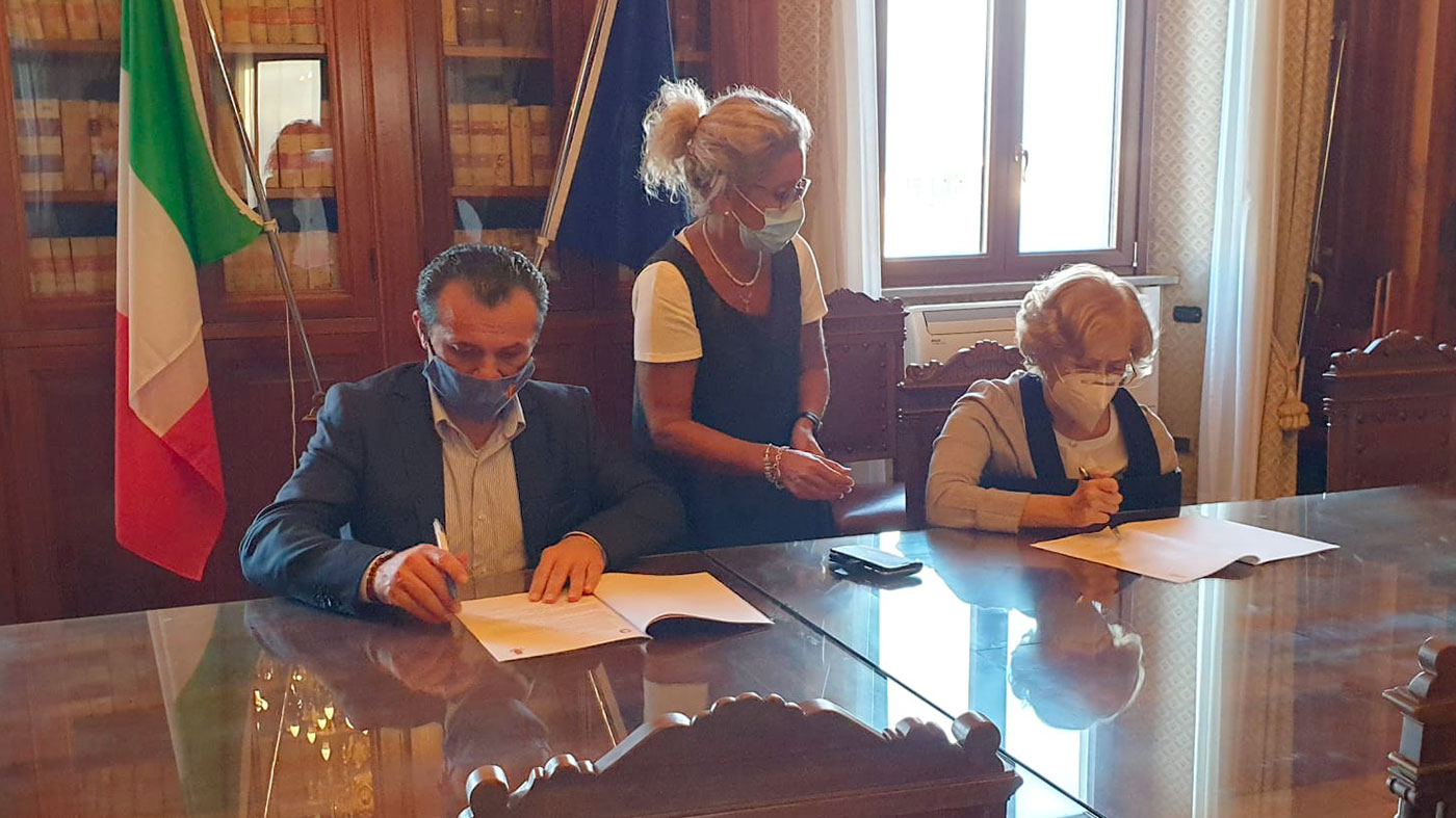 il sindaco cateno de luca e il prefetto maria carmela librizzi firmano il patto per l'attuazione della sicurezza urbana a messina