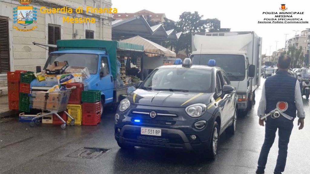 foto di un'auto della Guardia di Finanza sul viale europa durante i controlli contro l'ambulantato selvaggio