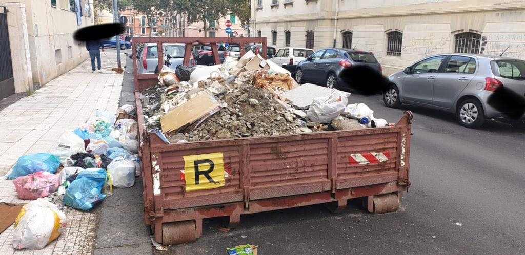 foto di un camion pieno di rifiuti