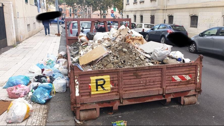 foto di un camion pieno di rifiuti