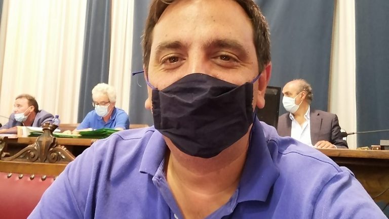 foto di salvatore sorbello, consigliere comunale, con la mascherina anti coronavirus