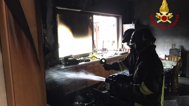 intervento dei vigili del fuoco durante un incendio in un appartamento di torregrotta