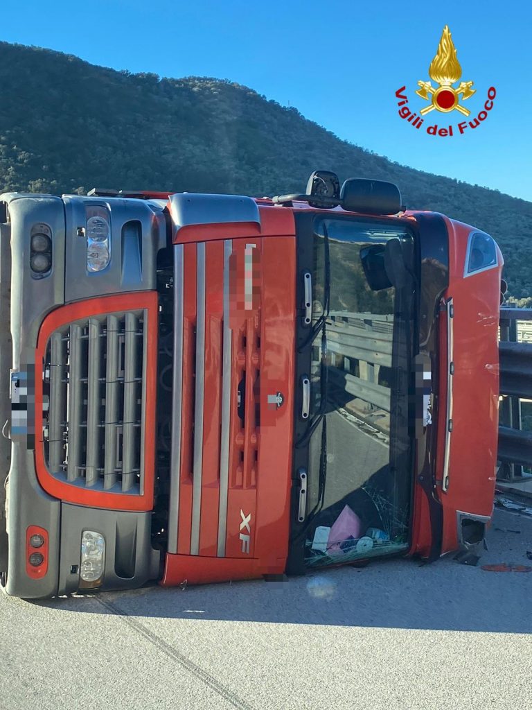 camion ribaltato in autostrada a messina a causa del vento
