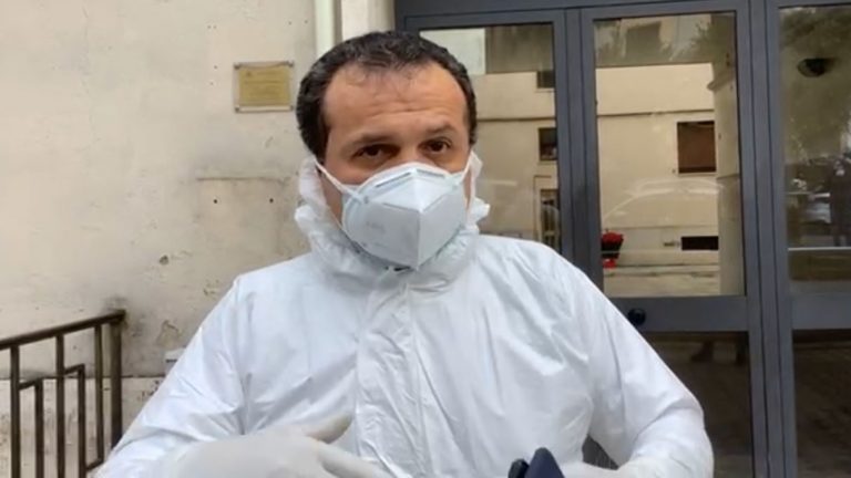 cateno de luca in mascherina e tuta