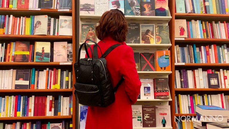 foto di una ragazza che guarda i libri in una libreria di messina