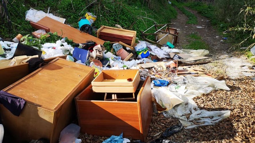 mobili e rifiuti gettati a contrada casazza a Messina
