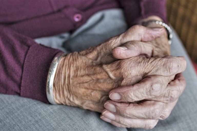 mani di una donna anziana