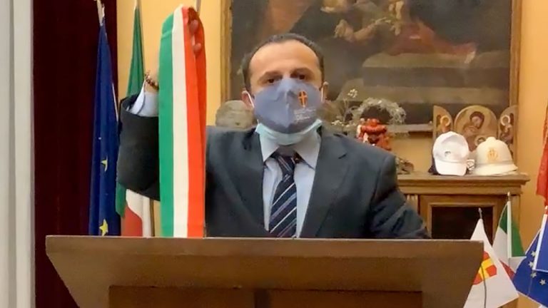 cateno de luca annuncia le dimissioni