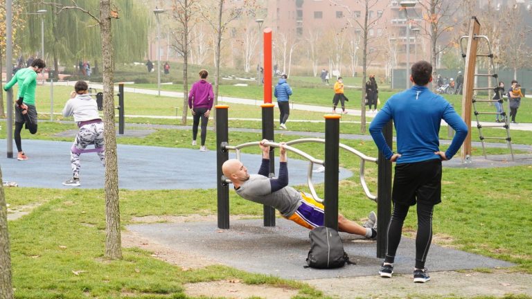 immagine di persone che fanno sport in un parco