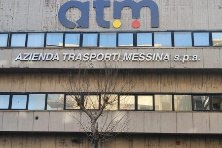logo nuovo sul palazzo di ATM Messina Spa
